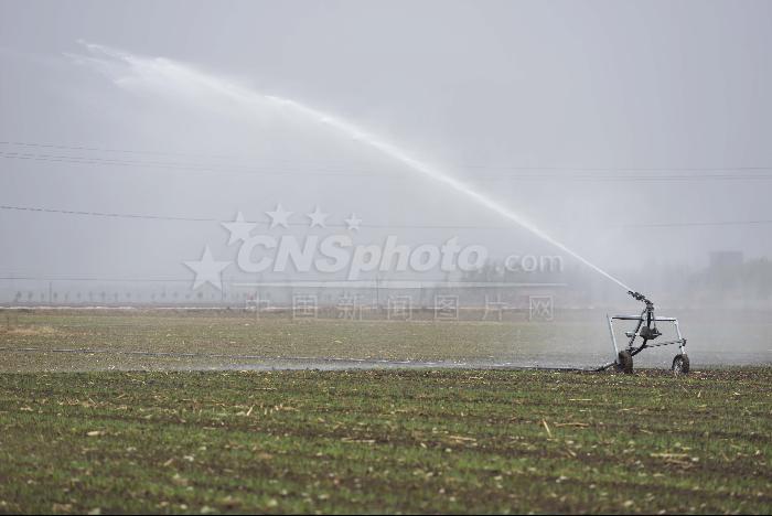 山東鄒平農(nóng)民合作社探索節(jié)水灌溉新模式（新華網(wǎng)）